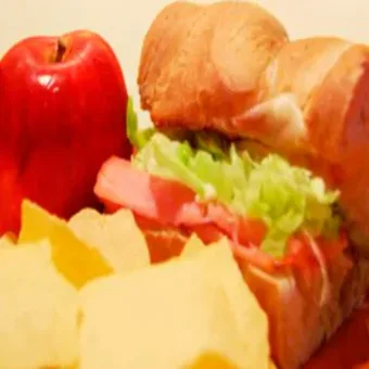 Sándwich, jugo, fruta y barra de cereal