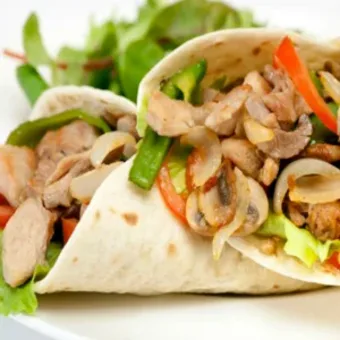 Wrap de pavo con chips y bebida