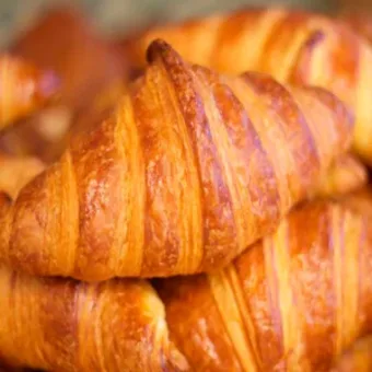 Croissant recién horneado con avena en caja
