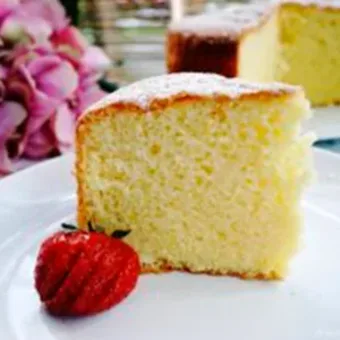 Torta de vainilla con yogurt y porción de fruta