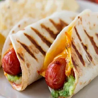 Perro caliente en wrap con chips y gaseosa