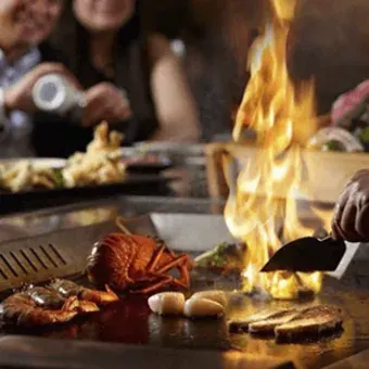 Plancha de teppanyaki con vegetales salteados