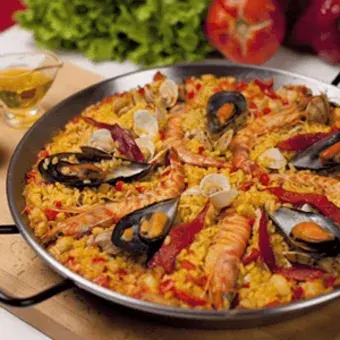 Paella preparada en vivo durante un evento