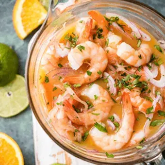 Ceviche fresco servido en la estación fría
