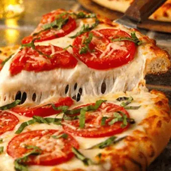 Pizza gourmet recién salida del horno
