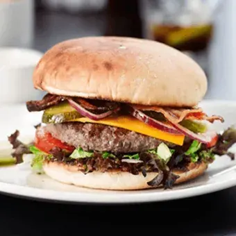 Hamburguesa gourmet armada frente al invitado