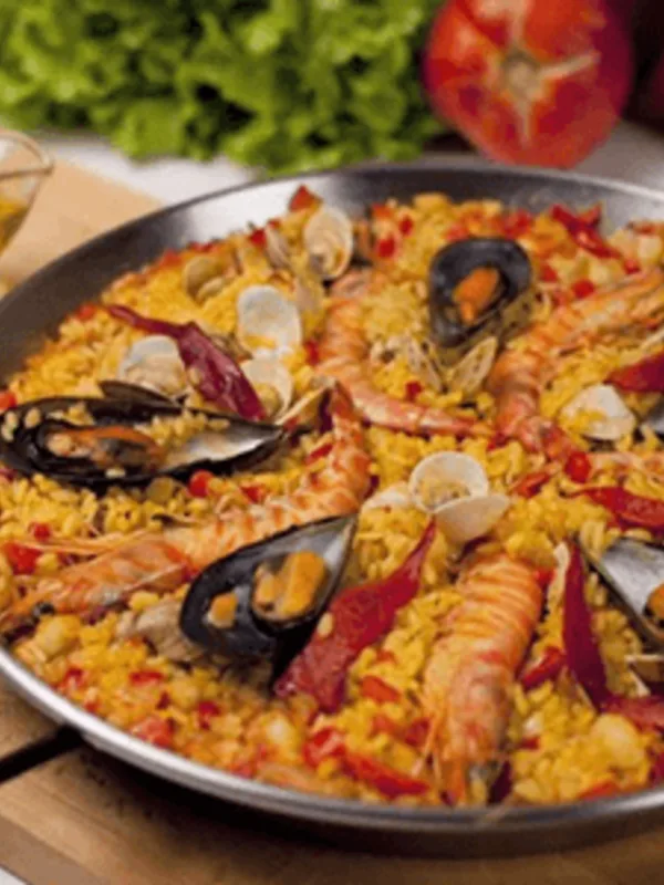 Paella de mariscos preparada en vivo