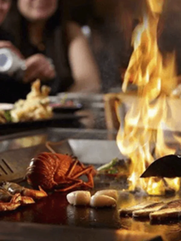 Plancha de teppanyaki en llamas durante un evento