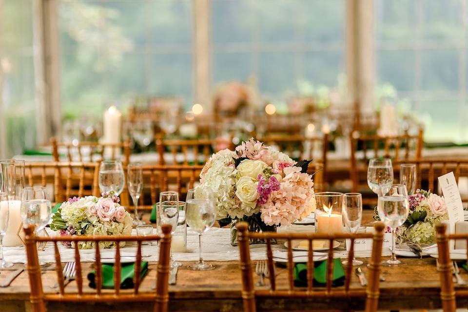 Montaje de mesas para boda con vajilla y centros de mesa