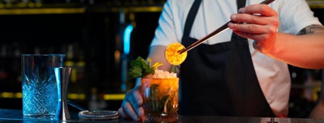 Bartender profesional atendiendo la barra en todo tipo de eventos en Bogotá