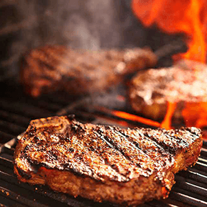 Platos de carnes y parrilla del menú de buffet para eventos en Bogotá