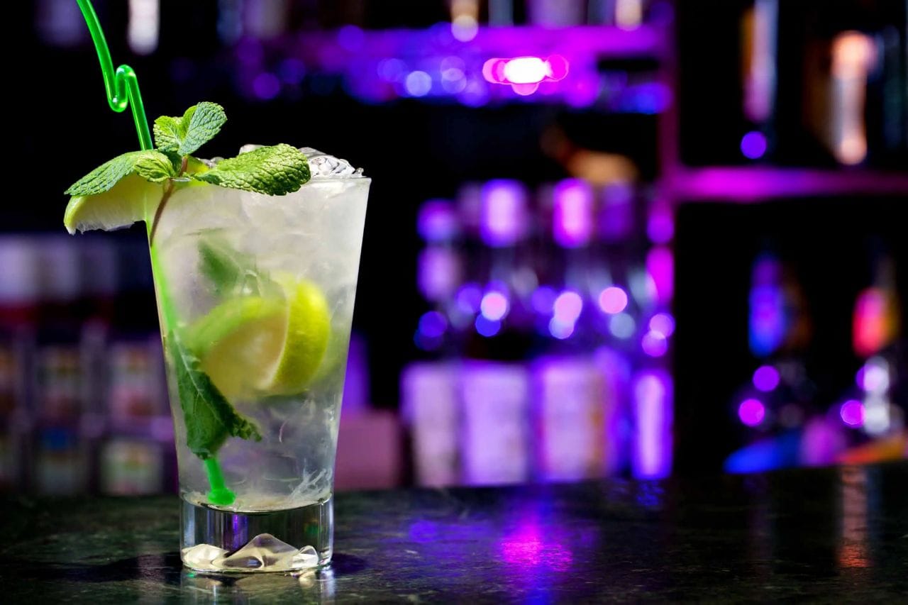 Selección de cócteles servidos para un evento de coctelería en Bogotá